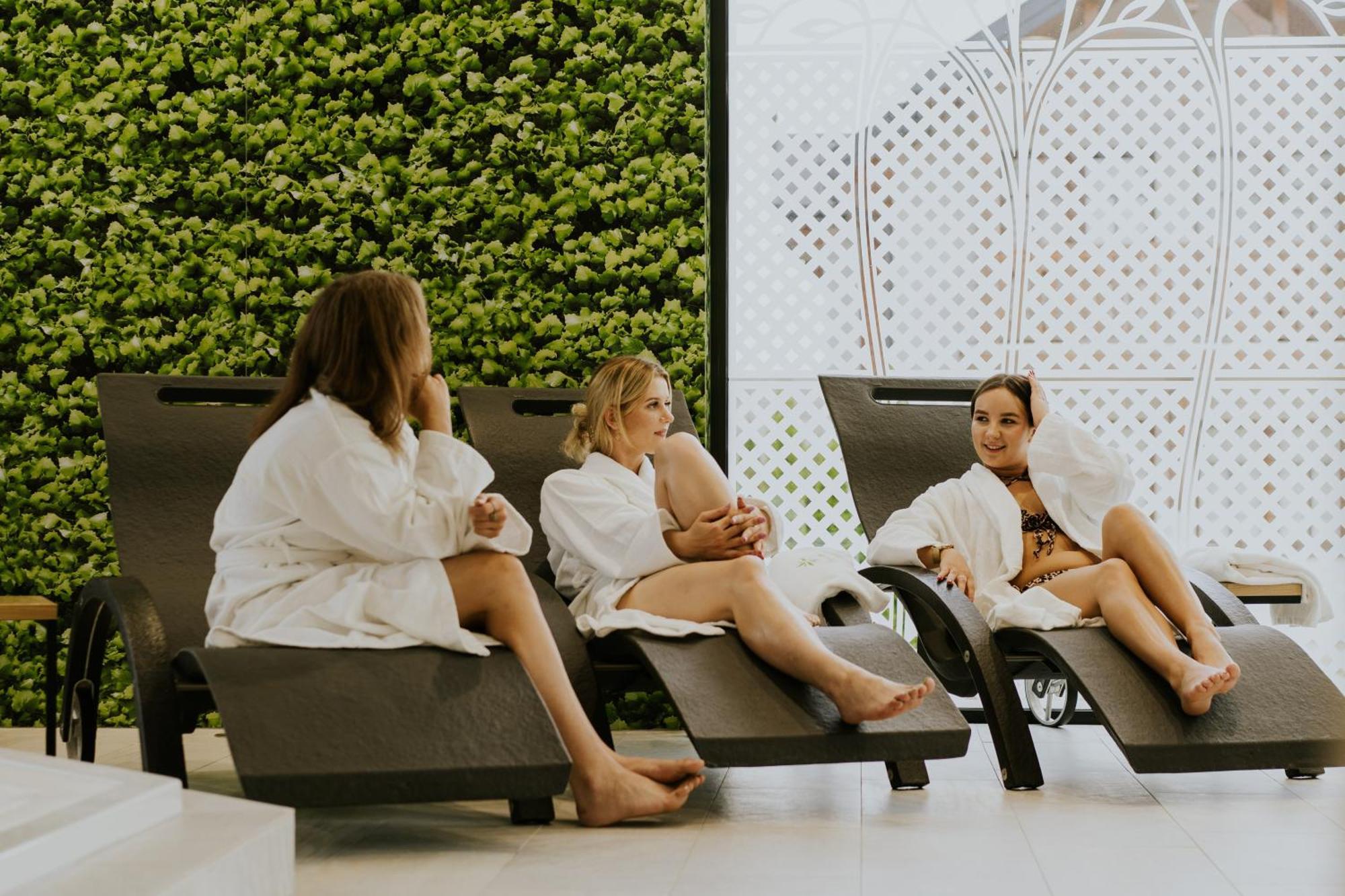 Aura Medical Spa Наленчув Экстерьер фото